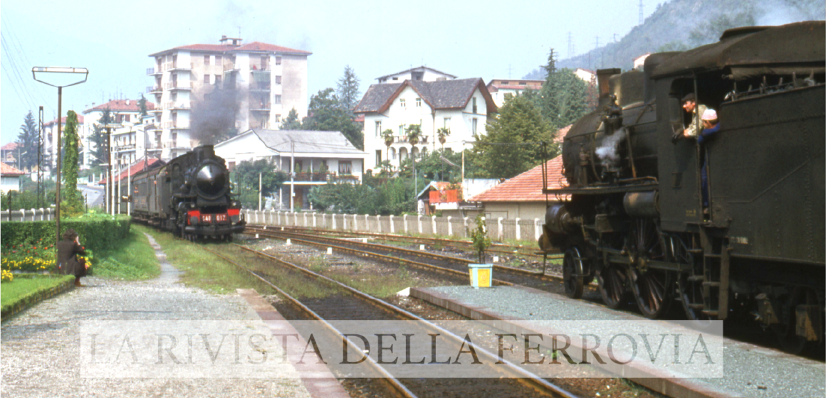 Il 12 settembre 1974, nella stazione di Omegna, il locale da Novara attende l'arrivo del treno da Domodossola, in leggero ritardo, per l'incrocio. Foto Archivio ACME