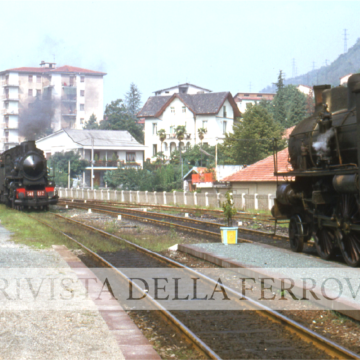 Il 12 settembre 1974, nella stazione di Omegna, il locale da Novara attende l'arrivo del treno da Domodossola, in leggero ritardo, per l'incrocio. Foto Archivio ACME
