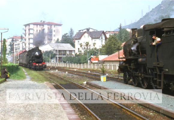 Il 12 settembre 1974, nella stazione di Omegna, il locale da Novara attende l'arrivo del treno da Domodossola, in leggero ritardo, per l'incrocio. Foto Archivio ACME
